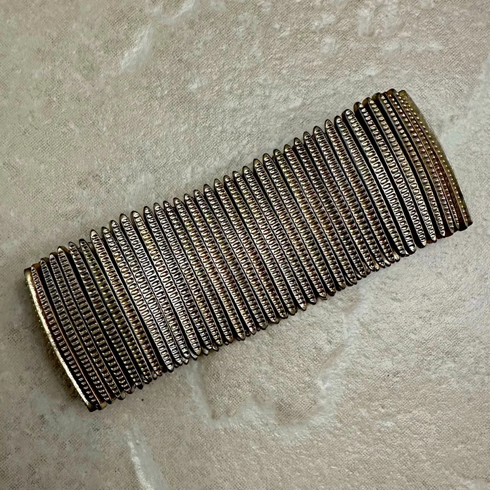Bracelet. Gold in color. - Picture 1 of 2